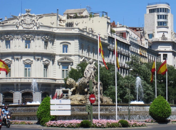 Cybele's Fountain in Madrid | What to do in Madrid with Kids | wetriotravel