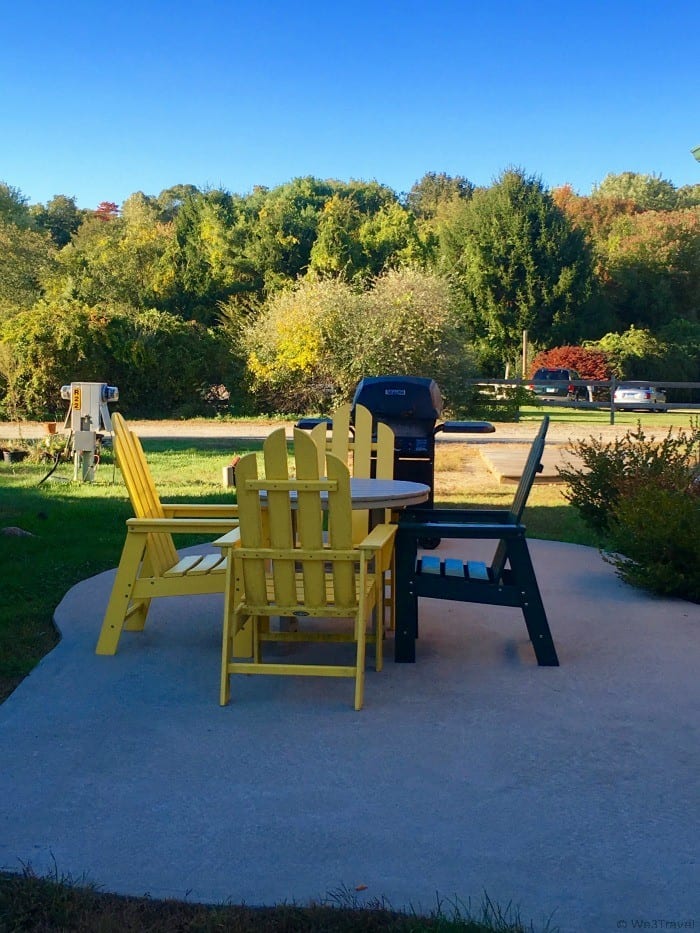 Deluxe KOA cabin outdoor eating area