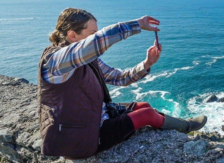 Tamara Gruber wetriotravel taking pictures on Dingle Peninsula Ireland