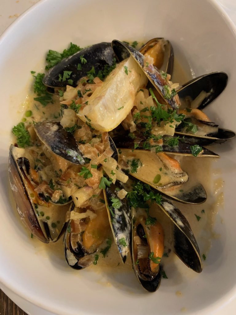 Mussels with lemon and cream sauce