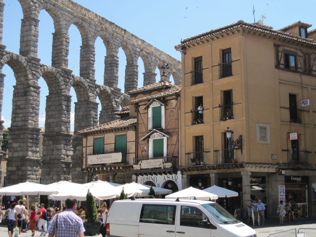 Meson de Candido next to the Aqueduct