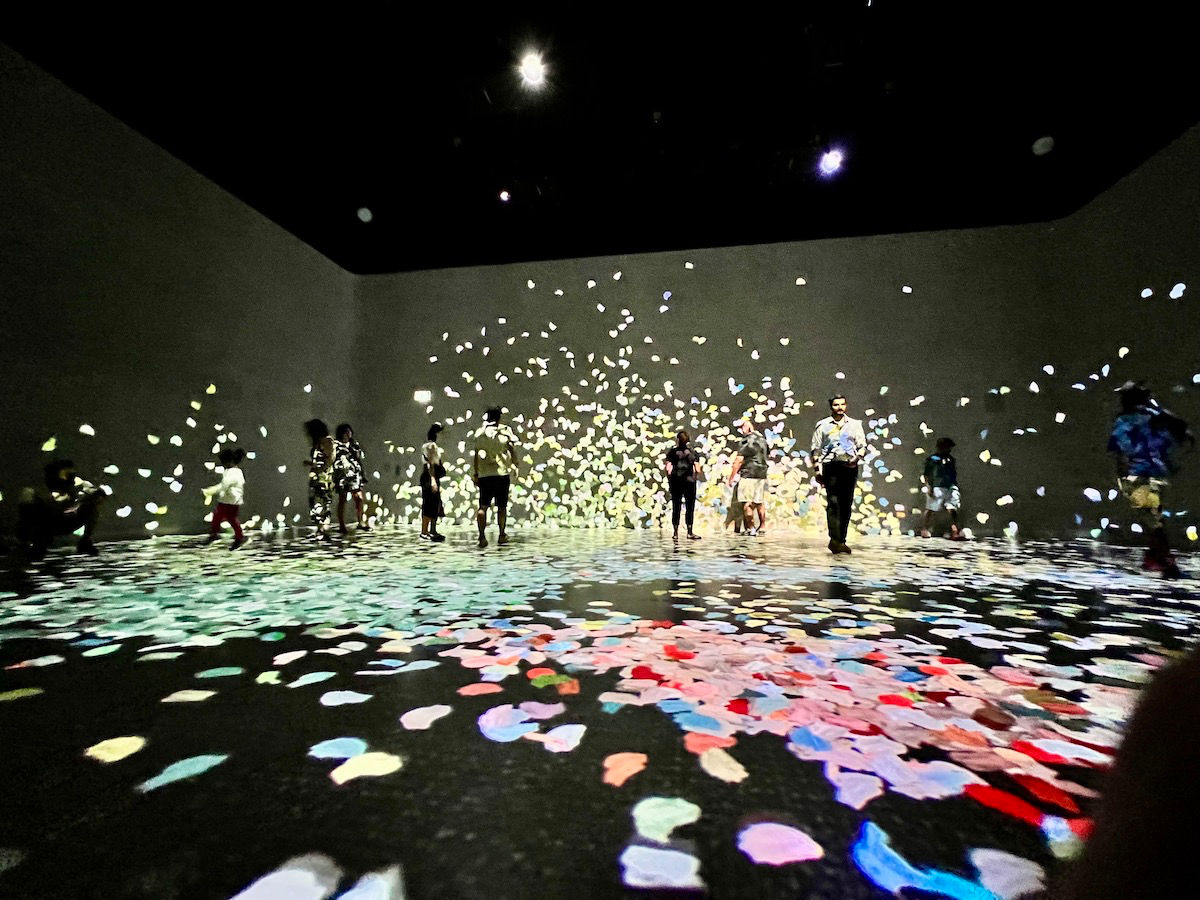 Frameless London interactive display