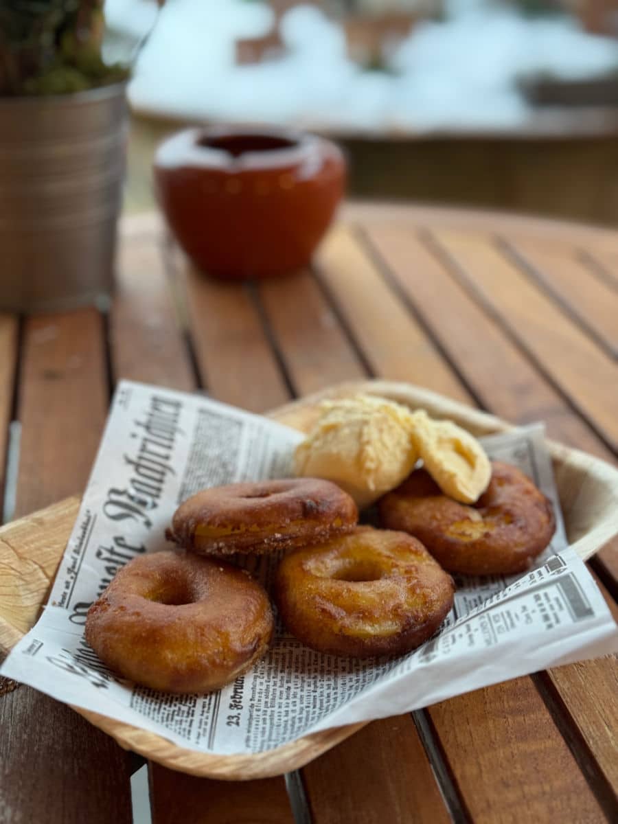 apple fritters in dagobertshausen christmas market