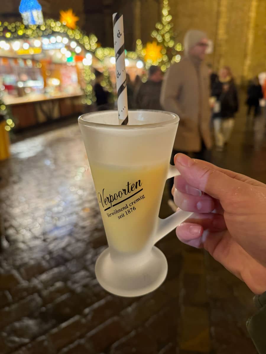 Eierpunsch in clear mug