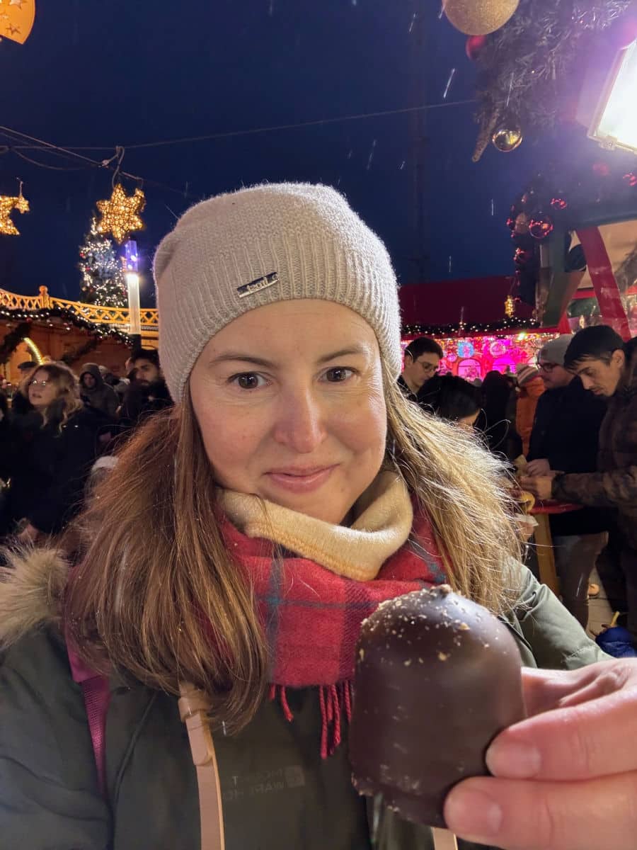 Tamara holding schaumkusse in Kassel
