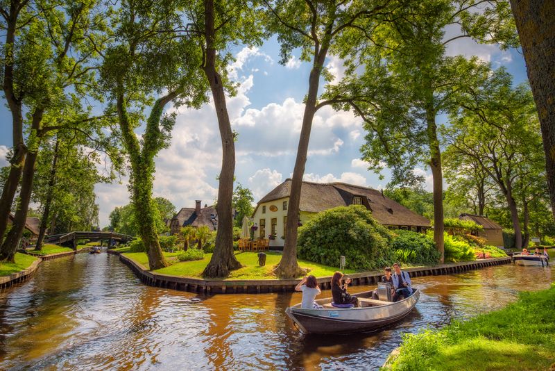 Giethoorn's Canals