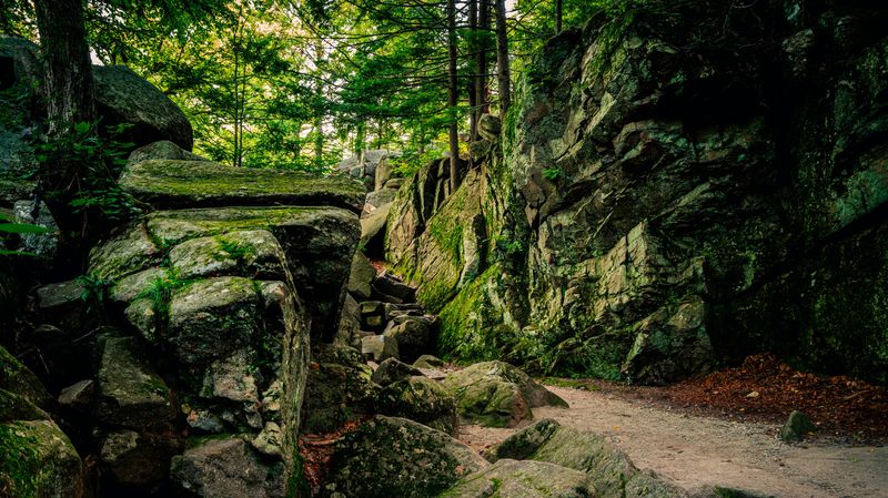 Massachusetts: Purgatory Chasm State Reservation