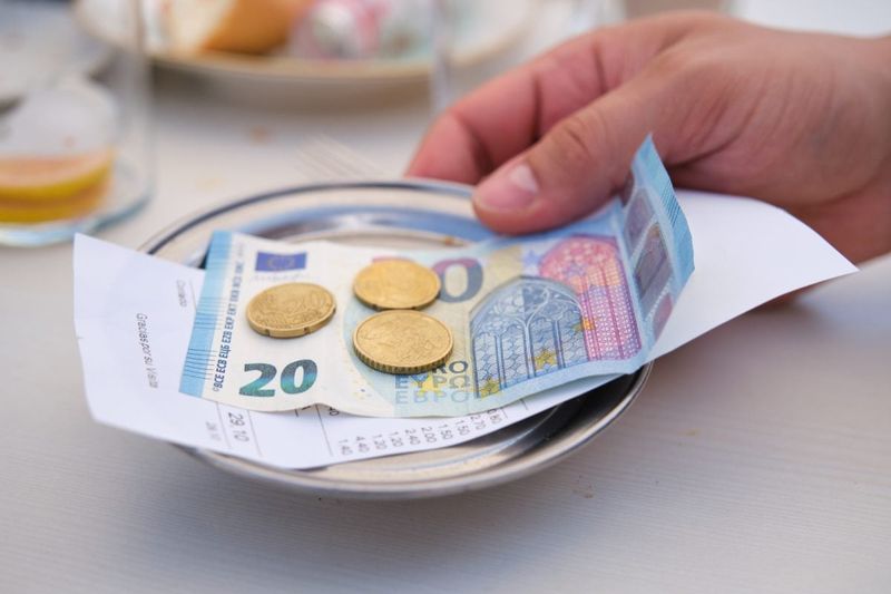 Rule: Tipping Isn't Compulsory