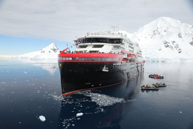 Hurtigruten MS Roald Amundsen - Hurtigruten