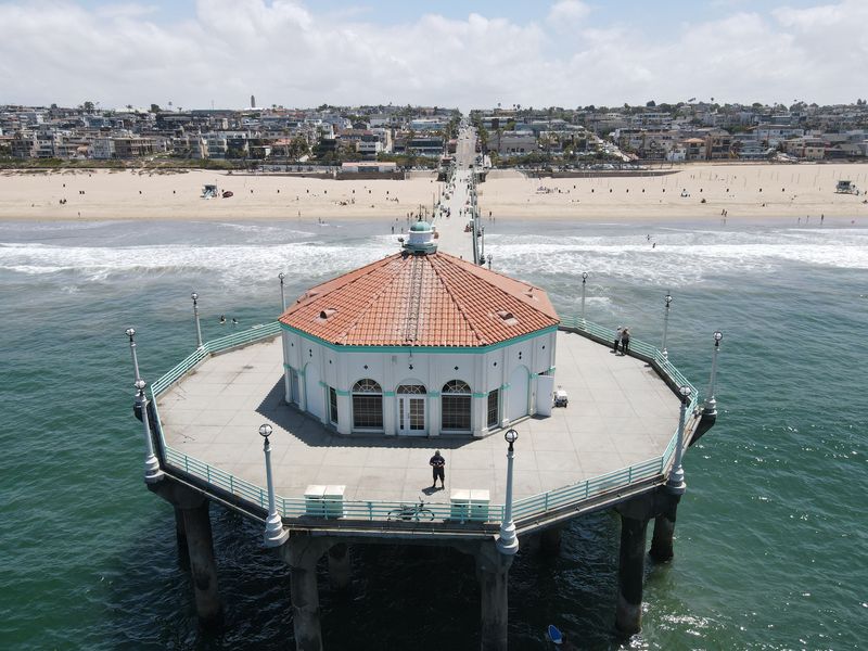 Manhattan Beach Pier stroll + Roundhouse Aquarium