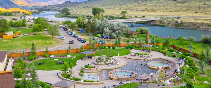 Yellowstone Hot Springs (Gardiner)