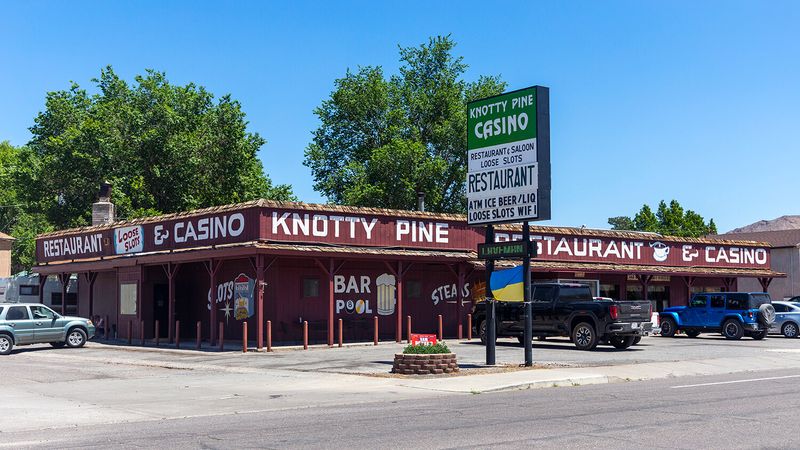 The Knotty Pine Restaurant & Lounge – Caliente