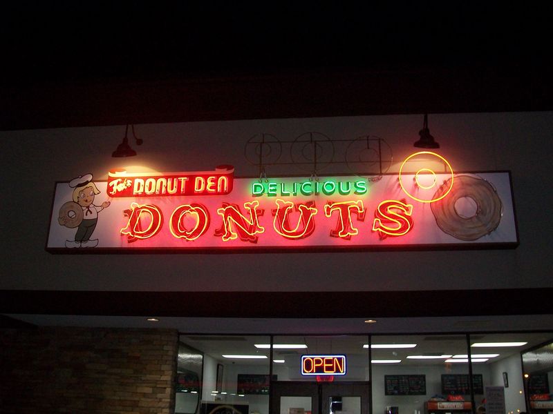 Fox’s Donut Den — Nashville (Green Hills)