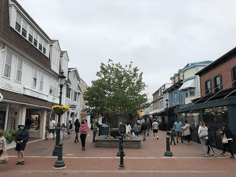 Washington Street Mall Charms Every Shopper