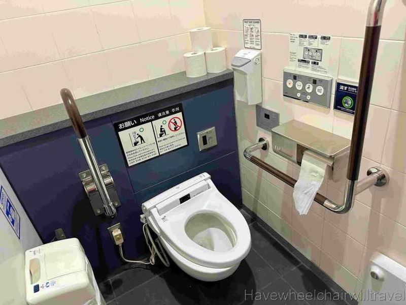 Tokyo Haneda (HND) – Technological Bathroom Revolution