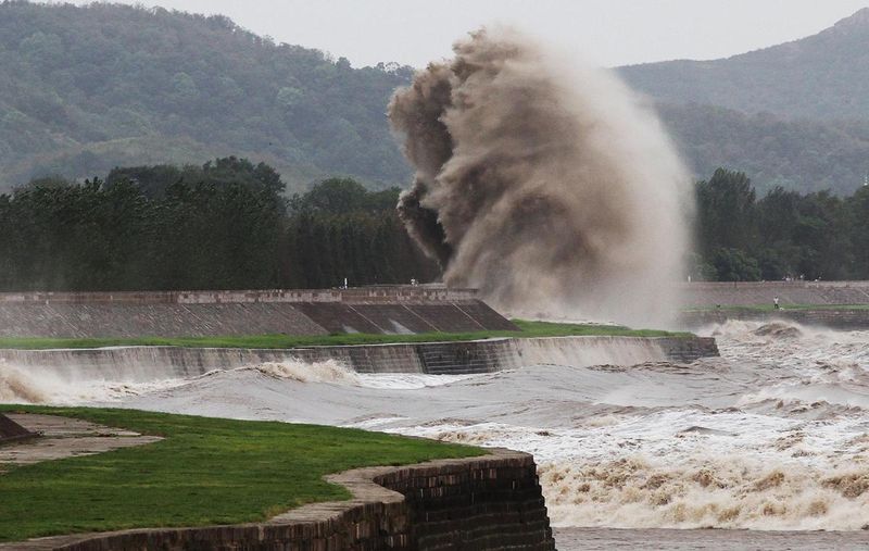 Extreme Tidal Bores - Walls of Water Racing Upstream