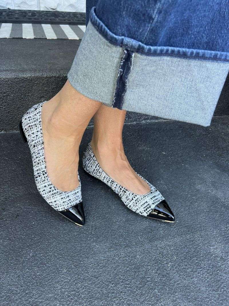Pointed-toe flats