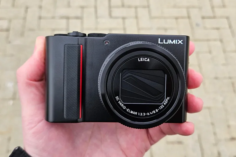Panasonic Lumix ZS200 / ZS200D (1-inch travel zoom)