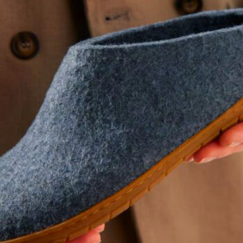 10 Best Travel Slippers for Hotels & Airplanes