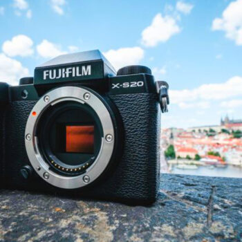 7 Best Mirrorless Cameras for Backpacking Trips (2025 Edition)