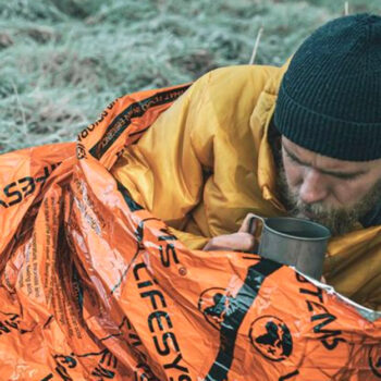 8 Best Emergency Blankets & Shelters for Cold-Weather Hikes (2025)