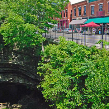 Kentucky, Horse Cave – The Town With Forest Trails That Descend Underground